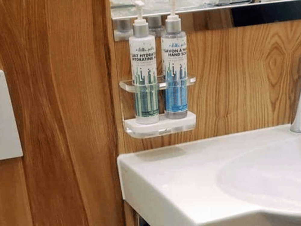 Kiểm tra xem phòng tắm có tất cả các nhu yếu phẩm không